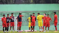 Pelatih Arema FC, Eduardo Almeida, memberikan instruksi kepada anak-anak asuhnya dalam sesi latihan di Stadion Gajayana, Malang, Kamis (24/6/2021). (Bola.com/Iwan Setiawan)