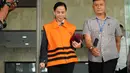 Noviyanti diperiksa KPK terkait kasus dugaan suap pengalokasian anggaran proyek 12 ruas jalan di Sumatera Barat agar masuk APBN-Perubahan 2016, Jakarta, Selasa (6/9). (Liputan6.com/Helmi Afandi)