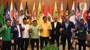 Presiden PKS Ahmad Syaikhu, Ketua Umum Partai Demokrat Agus Harimurti Yudhoyono, Ketua Umum Partai Golkar Airlangga Hartarto, Ketua Umum PKB Muhaimin Iskandar, Ketua Umum PAN Zulkifli Hasan, Wakil Ketua Umum Partai NasDem Ahmad Ali berfoto bersama saat silaturahmi awal tahun di Hotel Dharmawangsa, Jakarta, Minggu (8/1/2023). Delapan pimpinan partai politik bertemu untuk membahas sistem proporsional tertutup dalam pelaksanaan Pemilu 2024 yang diwacanakan oleh Ketua Komisi Pemilihan Umum (KPU). (Liputan6.com/Herman Zakharia)