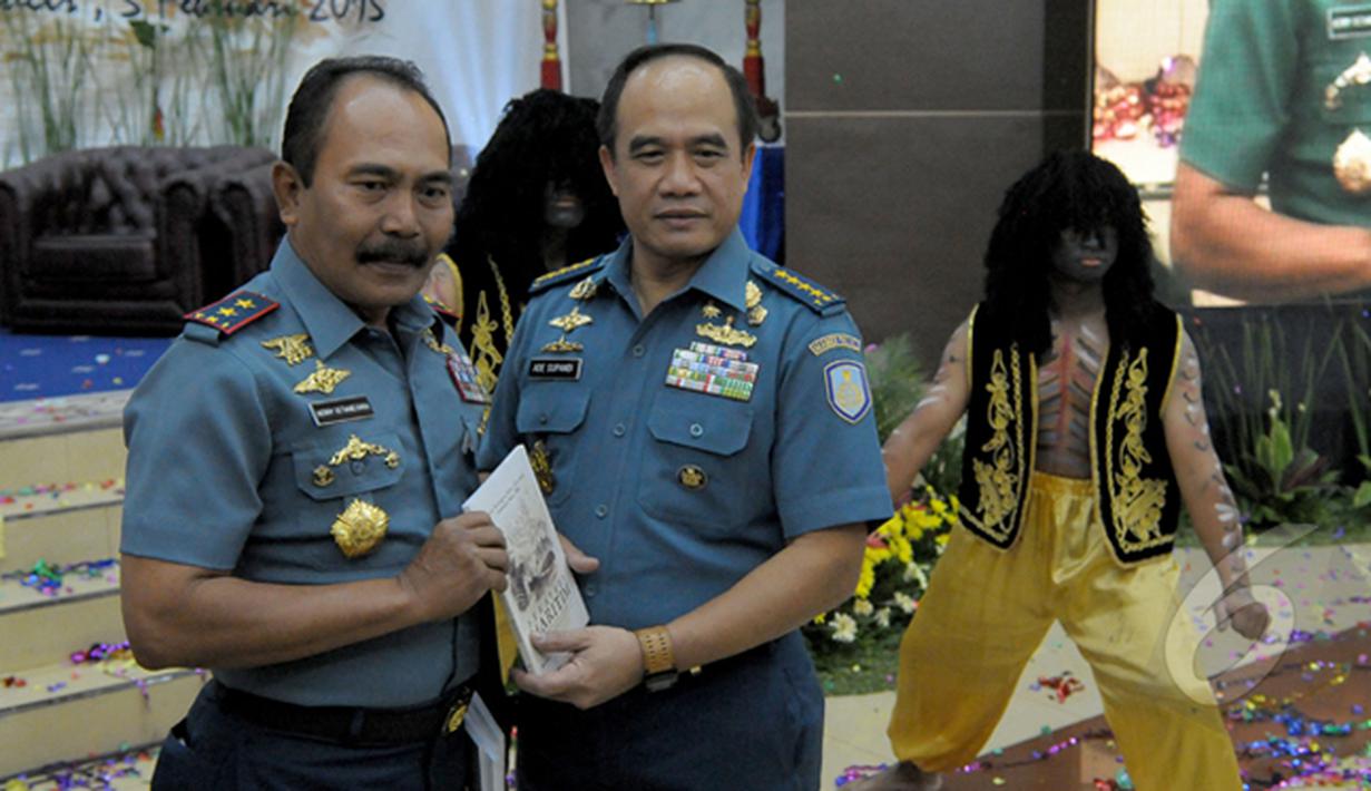 Komandan Seskoal Laksamana Muda TNI, Herry Setianegara (kiri) berpose bersama KSAL Laksamana Ade Supandi saat peluncuran buku "Strategi Maritim pada Perang Laut Nusantara dan Poros Maritim Dunia", Jakarta, Kamis (5/2/2015). (Liputan6.com/Andrian M Tunay)
