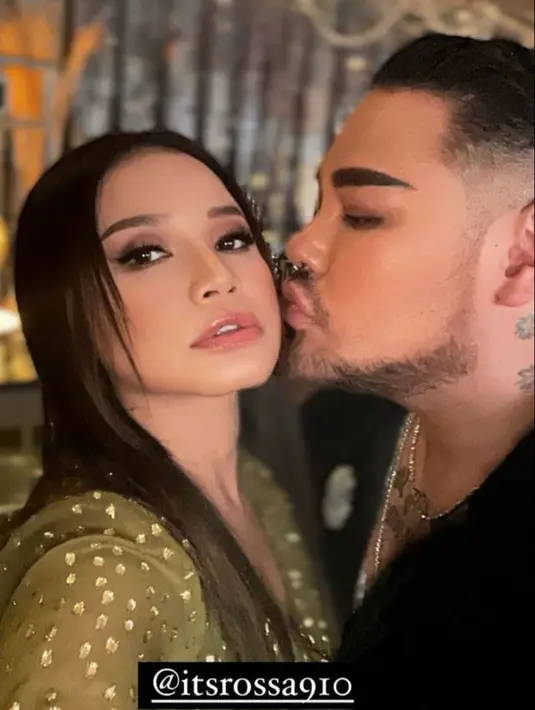 Penyanyi Rossa tampil menawan dengan atasan bling-bling warna hijau. [@ivan_gunawan].