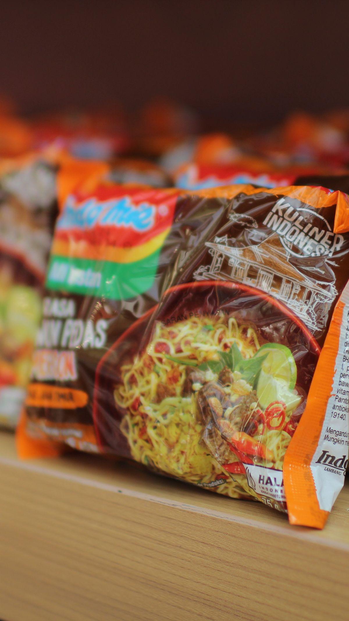 Ayo nikmati sensasi pedas dan gurihnya, serta rasakan pengalaman baru dalam menikmati hidangan khas dengan Indomie Rawon Pedas Mercon!