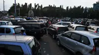 Kesemrawutan akibat parkir liar mewarnai setiap sudut pintu masuk Monumen Nasional Jakarta, (30/7/2014). (Liputan6.com/Johan Tallo) 