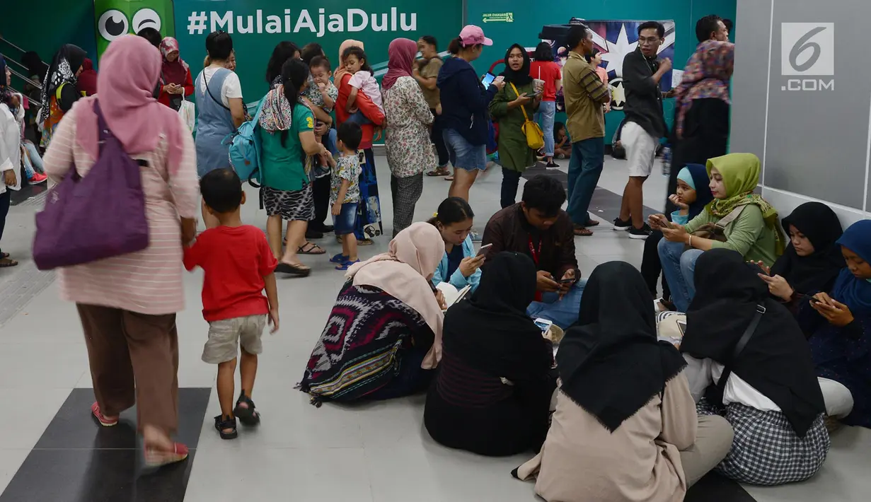 Calon penumpang duduk-duduk di Stasiun Moda Raya Terpadu (MRT) Bundaran HI, Jakarta, Rabu (3/4). Meski sudah tidak digratiskan, warga tetap antusias menjajal MRT. (merdeka.com/Imam Buhori)