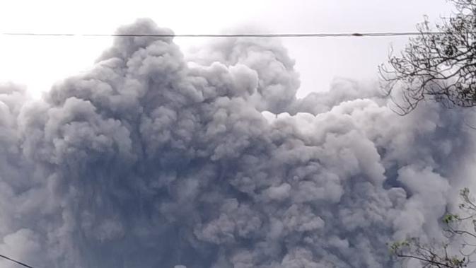 Awan panas yang keluar dari Gunung Semeru memiliki jarak luncur kurang lebih 4,5 kilometer pada Sabtu (16/1/2021) sore pukul 17.24 WIB. (Foto:BNPB)