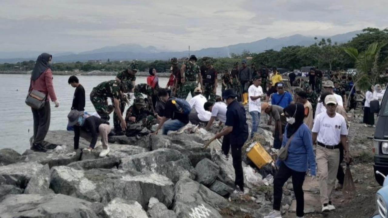 Aksi Bersih Pantai Palu: DLH Palu Wujudkan Gerakan Indonesia Asri di Teluk Palu