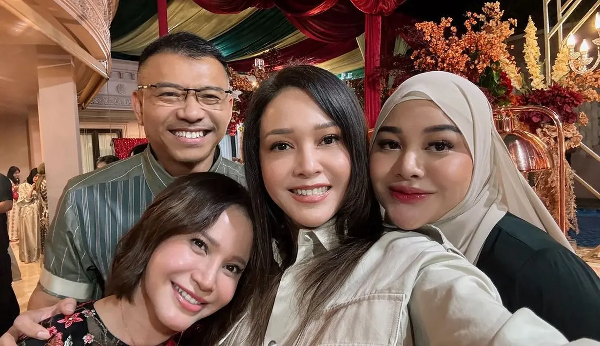 Terlihat juga Maia Estianty yang bergaya kasual mengenakan blus warna khaki. [@astridkuya/@maiaestiatyreal/@aurelie.hermansyah]