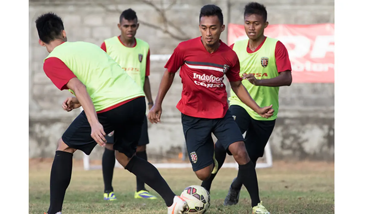 Pemain Bali United, Sultan Samma menggiring bola saat latihan terakhir sebelum menghadapi Persija di laga Piala Presiden 2015, Denpasar, Bali, Sabtu (30/8/2015). (Bola.com/Vitalis Yogi Trisna)