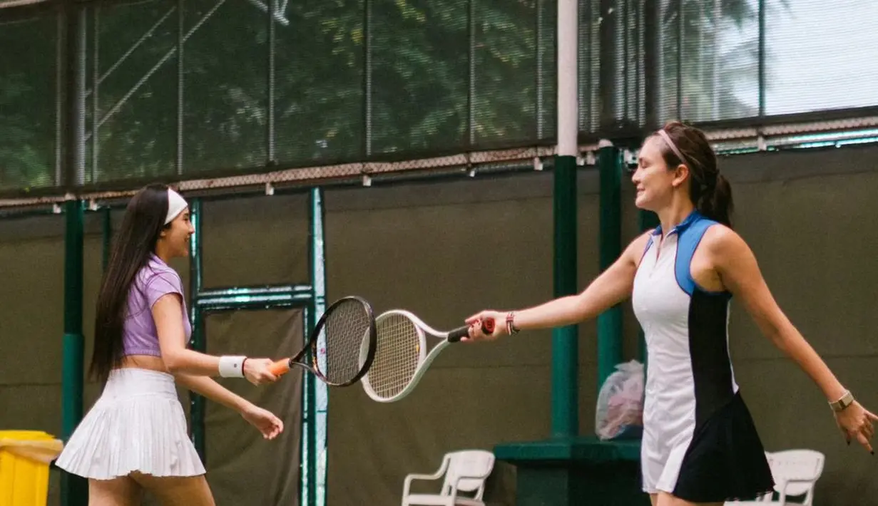 Meski rambutnya terikat, Luna Maya juga kenakan bando tipis warna ungu [@anyageraldine]