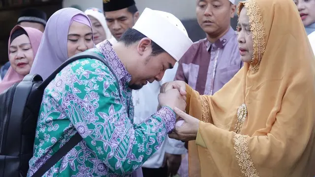 Ibunda Meninggal Dunia, Ini 6 Momen Kenangan Ustaz Solmed Bersama Mendiang