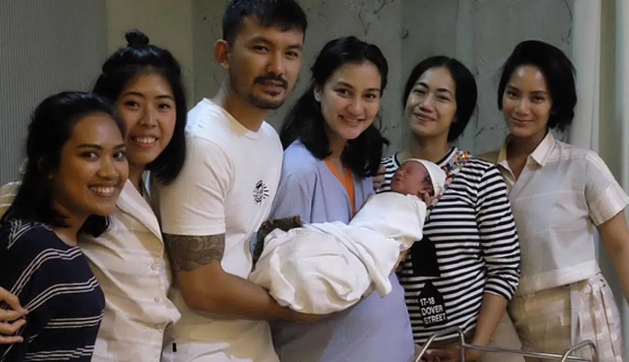 Penantian beberapa tahun Atiqah Hasiholan dan Rio Dewanto berakhir manis. Bayi cantik telah lahir pada Jumat (23/6/2017). Anak pertama pasangan ini  diberi nama Salma Jihane Putri Dewanto. (Instagram/riodewanto)