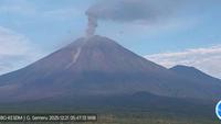 Gunung Semeru Enam Kali Erupsi, Lontaran Abu Tertinggi Capai 1,2 Km