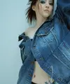 Image tomboy yang ditampilkan sebelumnya berubah menjadi seksi saat memamerkan tato di perutnya. (Instagram/xeesoxee).