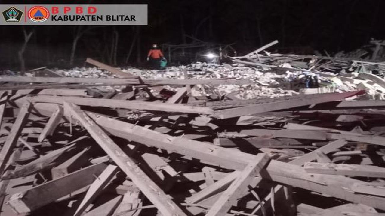 Ledakan diduga dari bahan pembuatan petasan terjadi di Dusun Tegalrejo, Desa Karangbendo, Kecamatan Ponggok, Kabupaten Blitar, Jawa Timur pada Minggu malam, 19 Februari 2023. (Foto: BPBD Blitar)