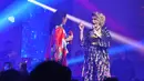 Penonton menjadi riuh menyaksikan kedua penyanyi papan atas tersebut terlihat mesra di atas panggung. Suasana konser 5 Cinta Concert semakin meriah. (Nurwahyunan/Bintang.com)