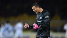 Emil Audero menunjukkan ekspresinya dalam pertandingan Lecce melawan Inter Milan pada pekan ke-26 Serie A 2023/24, Senin dini hari WIB.