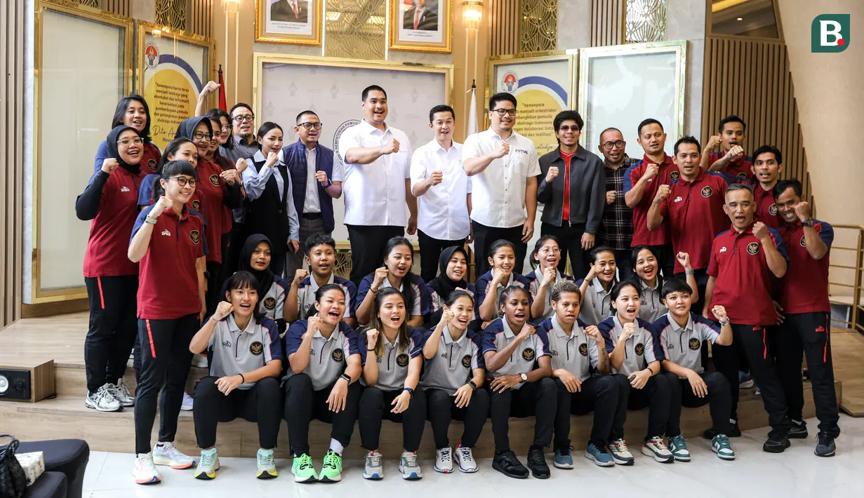 <p>Timnas futsal Putri berfoto dengan Menpora Dito Ariotedjo saat acara audiensi yang berlangsung di Kemenpora, Senayan, Jakarta, Selasa (12/11/2024) WIB. (Bola.com/Bagaskara Lazuardi)</p>