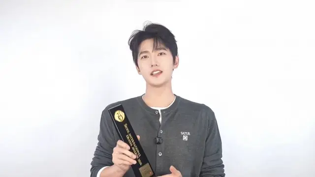 Yang Yang dan penghargaan Outstanding Asian Star (credit: Weibo)