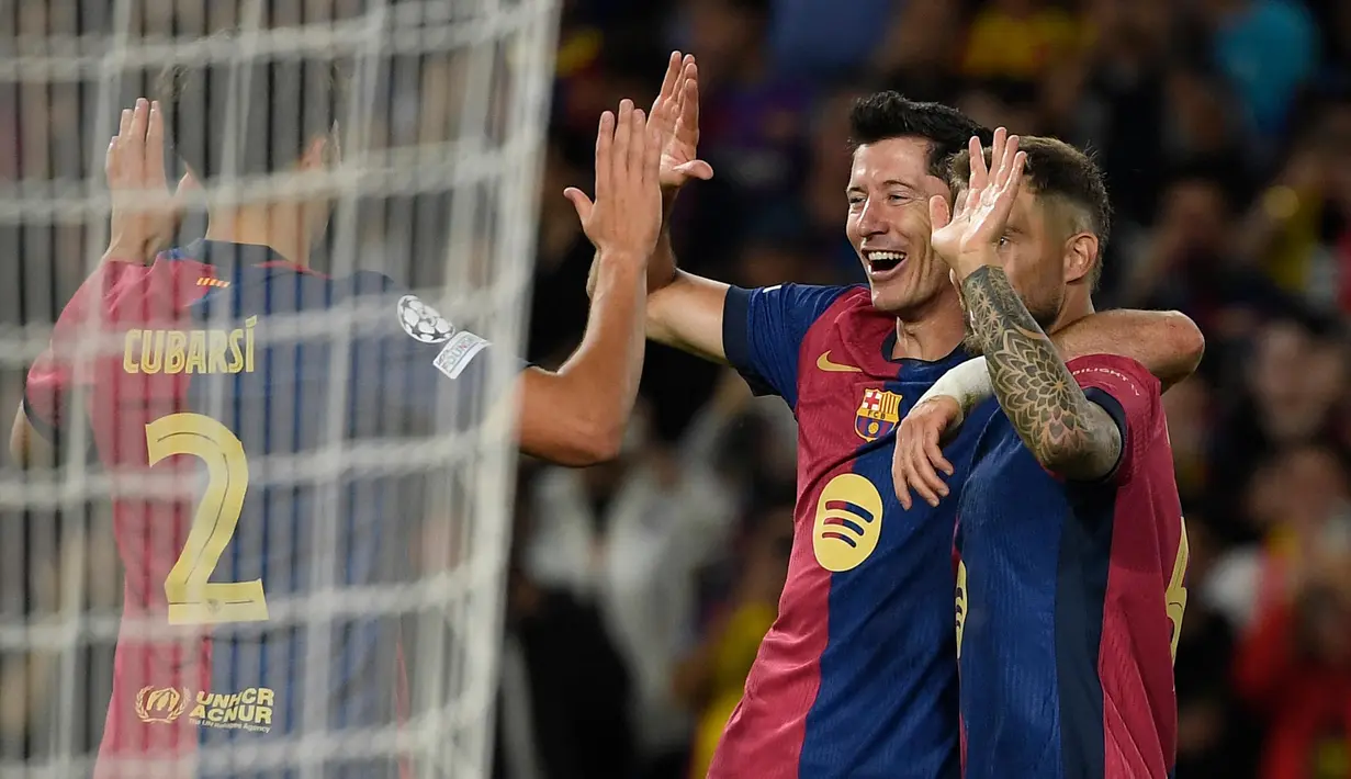 Penyerang Barcelona, Robert Lewandowski (kedua kanan) merayakan dengan rekan setimnya setelah mencetak gol keempat timnya dalam laga matchday 2 League Phase Liga Champions 2024/2025 melawan Young Boys di Estadi Olimpic Lluis Companys, Barcelona, Selasa 1 Oktober 2024 atau Rabu (2/10/2024) dini hari WIB. (Josep LAGO/AFP)