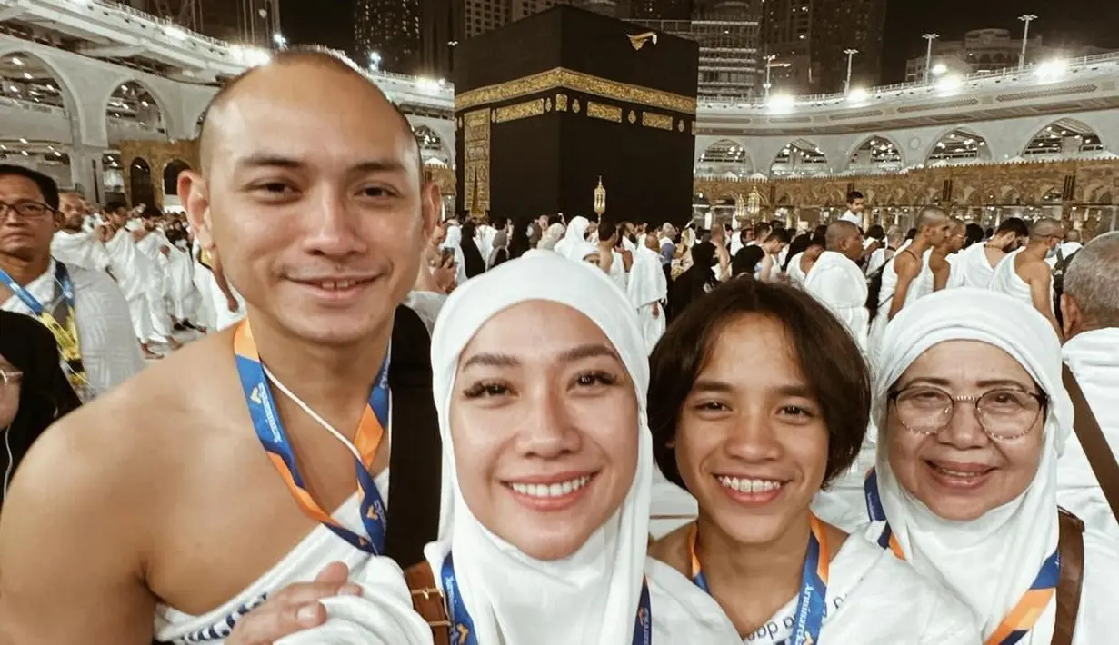 <p>Dalam potret yang diunggah BCL di Instagram, tampak BCL bersama Tiko, Noah, dan sang ibu berpose di depan Ka&rsquo;bah. Mereka tampil kompak mengenakan busana umrah berwarna putih. [@itsmebcl]</p>