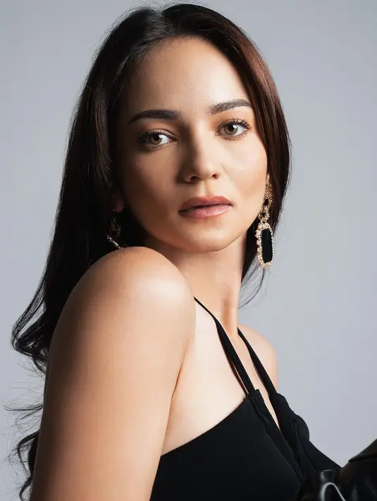 Detail makeupnya pun memesona. Dengan pulasan nuansa kecokelatan yang lembut, sempurna membaur dengan keseluruhan penampilan Enzy Storia di photoshoot ini. [Foto: Instagram/winstongomez]