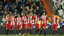 Para pemain Girona merayakan gol yang dicetak oleh Stuani ke gawang Real Madrid pada laga La Liga di Stadion Santiago Bernabeu, Senin (19/3/2018). Real Madrid menang 6-3 atas Girona. (AP/Paul White)