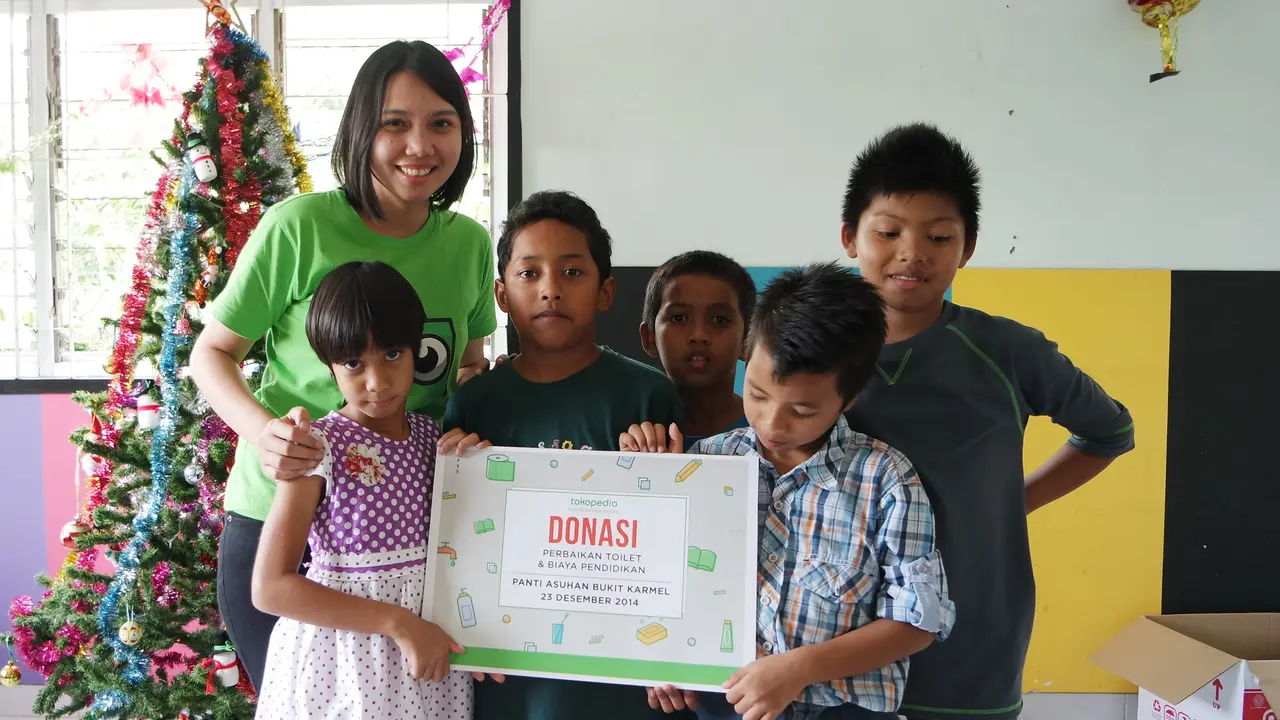 Rayakan Natal, Tokopedia Perbaiki Toilet Panti Asuhan