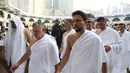 Raja Yordania, Abdullah II bin Al Hussein dan putranya Putra Mahkota Hussein bin Abdullah melakukan umrah saat bulan Ramdan di kota suci Mekkah (10/6). (AFP Photo/Jordanian Royal Palace/Yousef Allan)