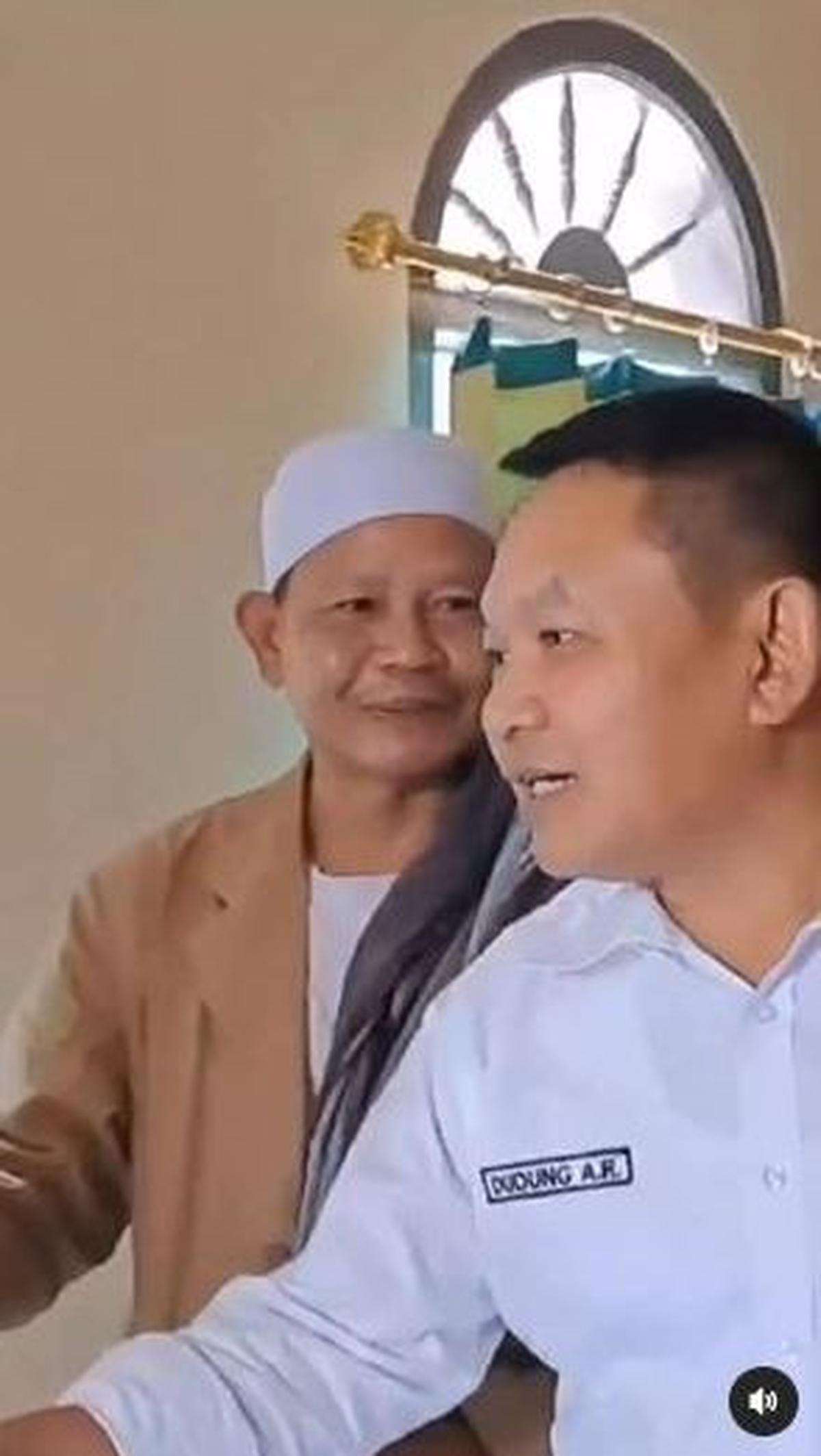 "Ya nanti termasuk jam nya itu. Ini nanti saya belikan karpet ya," sambungnya.<br>