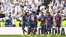 Para pemain Levante, merayakan gol yang dicetak Luis Morales ke gawang Real Madrid pada laga La Liga Spanyol di Stadion Santiago Bernabeu, Madrid, Sabtu (20/10). Madrid kalah 1-2 dari Levante. (AFP/Gabriel Bouys)