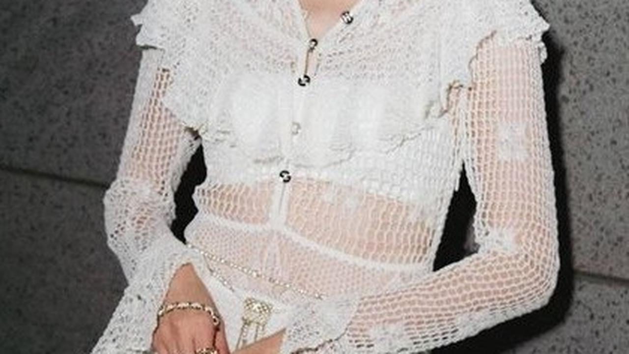 Laura Basuki mencuri perhatian publik dengan mengenakan gaun berwarna putih. Gaun dengan model jaring jaring tersebut membuat tampilan Laura terasa formal namun tetap santai. Gayanya semakin menarik dengan aksesoris tas jinjing berwarna senada.