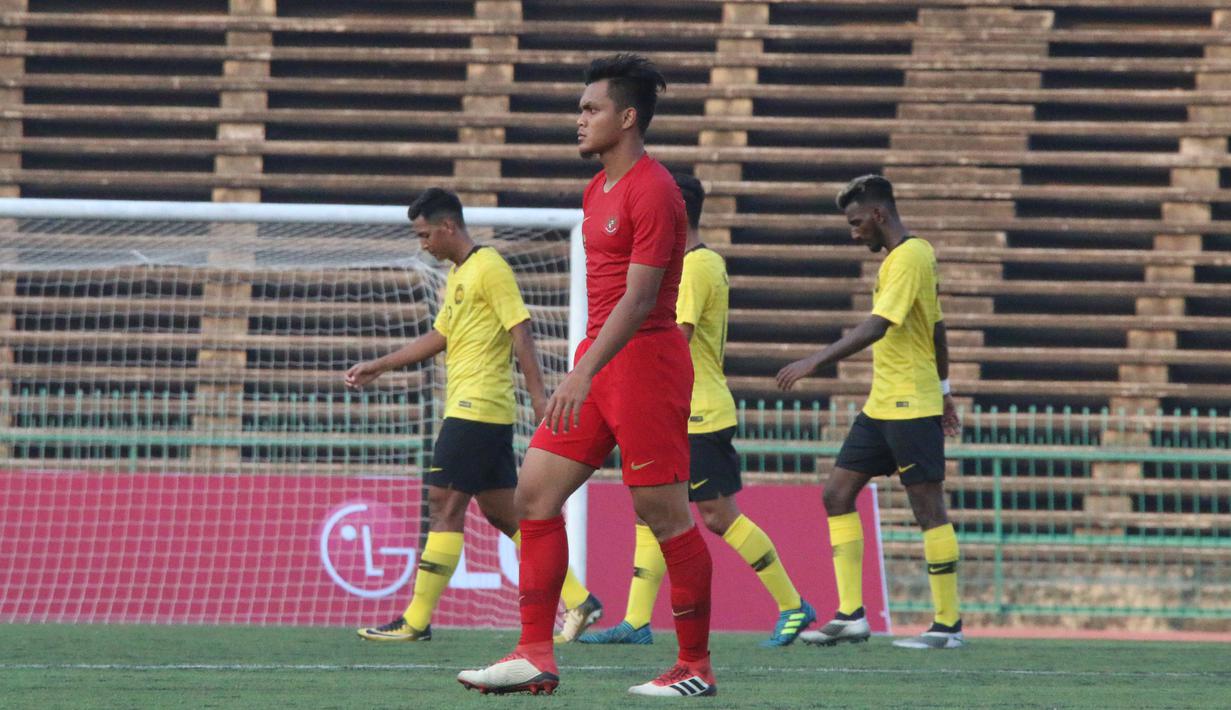 Bek Timnas Indonesia U-22, Rachmat Irianto, tampak kecewa usai ditahan imbang Malaysia U-22 pada laga Piala AFF U-22 2019 di Stadion National Olympic, Phnom Penh, Selasa (20/2). Kedua negara bermain imbang 2-2. (Bola.com/Zulfirdaus Harahap)