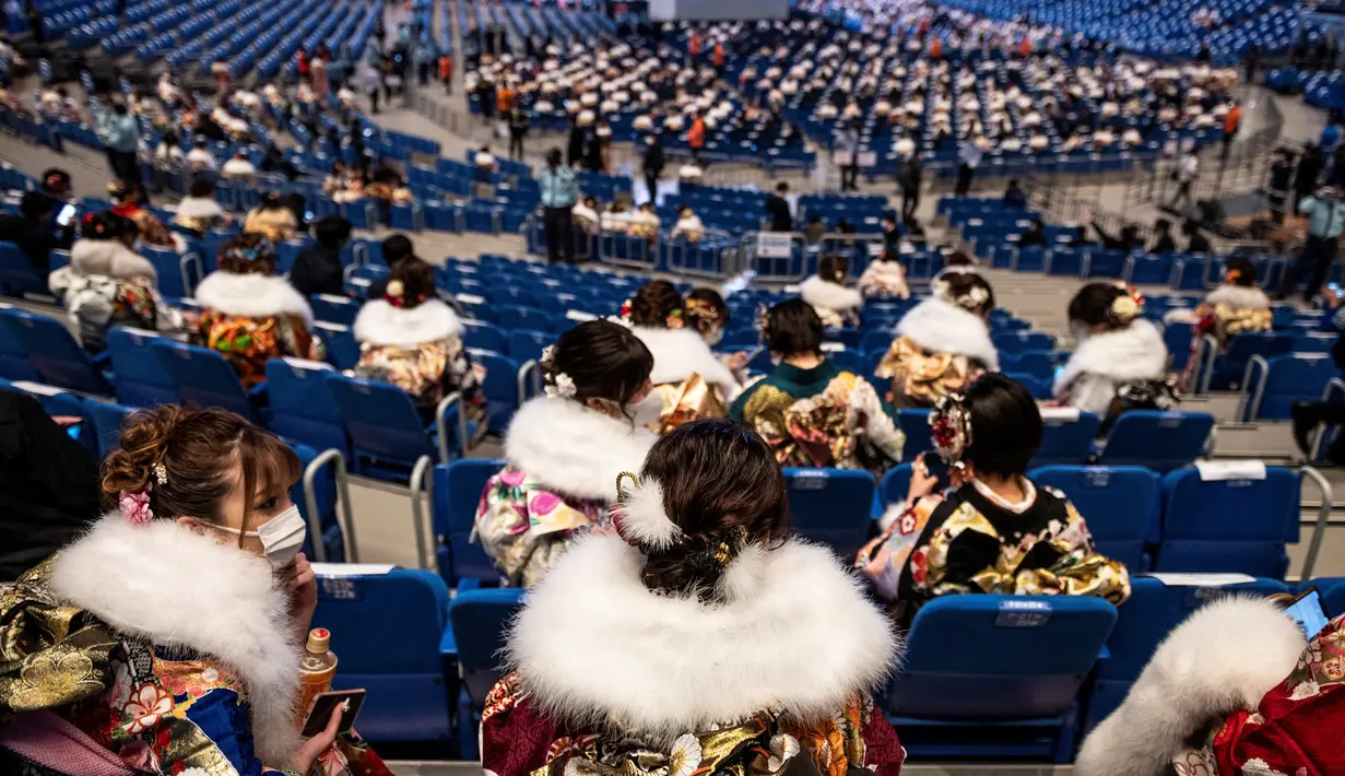 Wanita berusia 20 tahun mengenakan kimono menghadiri upacara perayaan "Coming-of-Age Day" di Yokohama Arena di Yokohama (11/1/2021). Hari ini Senin (11/1/2021) adalah hari libur di Jepang, Seijin no Hi atau hari kedewasaan. (AFP/Philip Fong)
