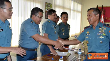 Citizen6, Sidoarjo: Ketua Tim Wasrikkap menyerahkan hasil temuan kepada Komandan Pasmar-1, Danlanmar  Surabaya, dan Dankolatmar sebagai pertanggung jawaban hasil kegiatan Wasrikkap yang telah dilaksanakan di Marwiltim. (Pengirim: Budi Abdillah)