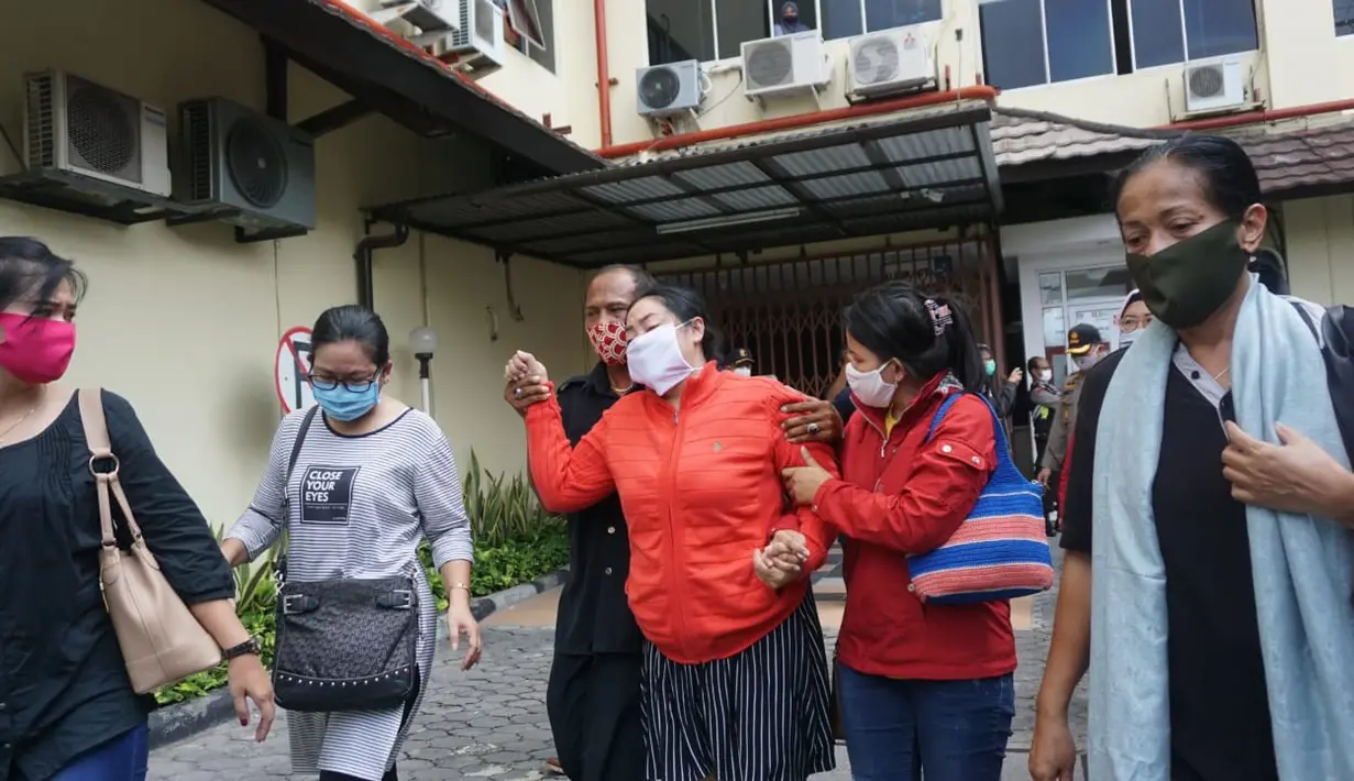 Yan Vellia, sosok isteri yang menginspirasi Didi Kempot menjadi muslim taat keluar dari kamar jenazah RS Kasih Ibu. (foto: Liputan6.com/fajar abrori)