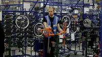 Pekerja merakit sepeda lipat Brompton di pabrik Brompton di London, Inggris, 24 November 2020. Nasib industri sepeda Brompton semakin tidak menentu di tengah ketidakpastian Brexit, persaingan baru yang tak terduga dari China, dan pandemi COVID-19. (AP Photo/Matt Dunham)
