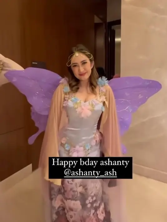 Nafa Urbach nggak kalah memukau mengenakan dress dengan detail motif bunga printing dan bunga 3D. Ia melengkapi penampilannya dengan sayap ungu dan headpiece. [@vickyshu]