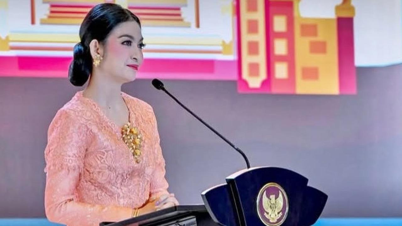 VIDEO: Istri Pramono, Kahiyang hingga Arumi Bachsin Tampil Cantik di Istana Depan Selvi Ananda