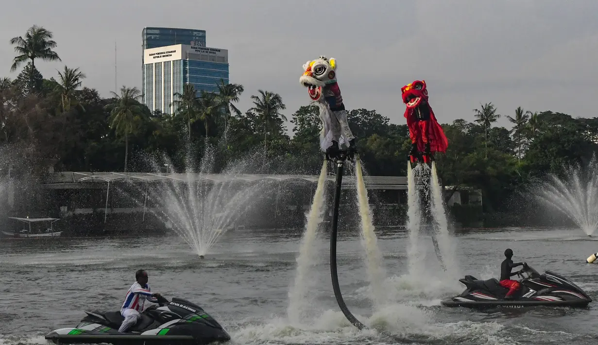 Atraksi ini untuk menghibur para pengunjung mal Senayan Park. Tampak dalam foto, penampil mengenakan kostum barongsai beratraksi Aerial Lion Dance di Danau Senayan Park, Jakarta, 14 Februari 2026. (merdeka.com/Arie Basuki)