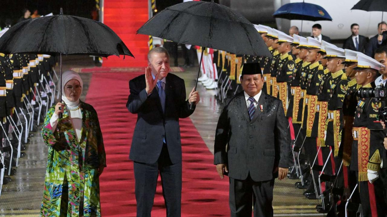 FOTO: Momen Akrab Prabowo Sambut Kedatangan Presiden Turki Erdogan, Satu Payung di Bawah Guyuran Hujan