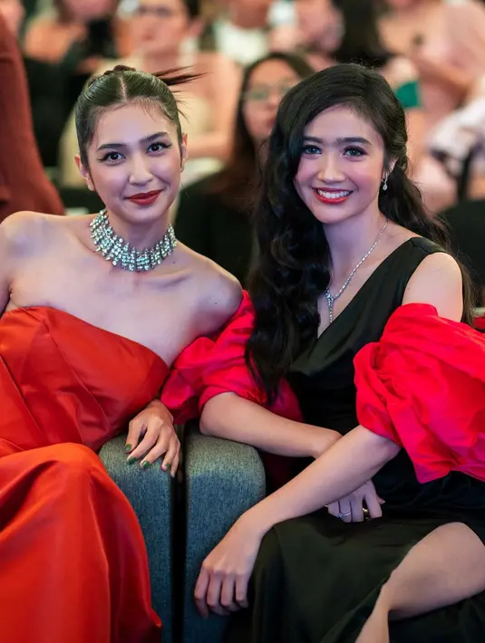 Pesona Mikha Tambayong dan Febby Rastanty dalam balutan gaun indah dan glamor. (Foto: Instagram @febbyrastanty)
