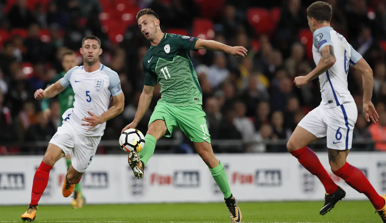 Striker Slovenia, Andraz Sporar, mengontrol bola saat pertandingan melawan Inggris pada laga Kualifikasi Piala Dunia 2018 di Stadion Wembley, Kamis (5/10/2017). Inggris menang 1-0 atas Slovenia. (AP/Kirsty Wigglesworth)