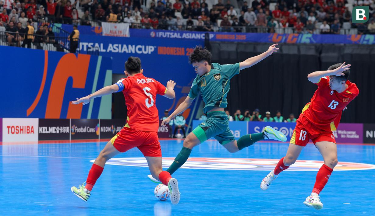 Pemain Timnas Futsal Indonesia, Firman Adriansyah berusaha mencetak gol ke gawang Vietnam dalam laga perempat final Piala Asia Futsal 2026 di Indonesia Arena, Senayan, Jakarta, Selasa (03/02/2026). (Bola.com/Bagaskara Lazuardi)