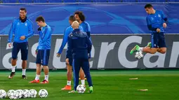 Para pemain Real Madrid melakukan pemanasan selama sesi latihan di Stadion Olimpiade di Roma, Italia (16/2). Real Madrid akan bertanding melawan AS Roma di leg pertama 16 besar Liga Champions. (REUTERS/Tony Gentile)