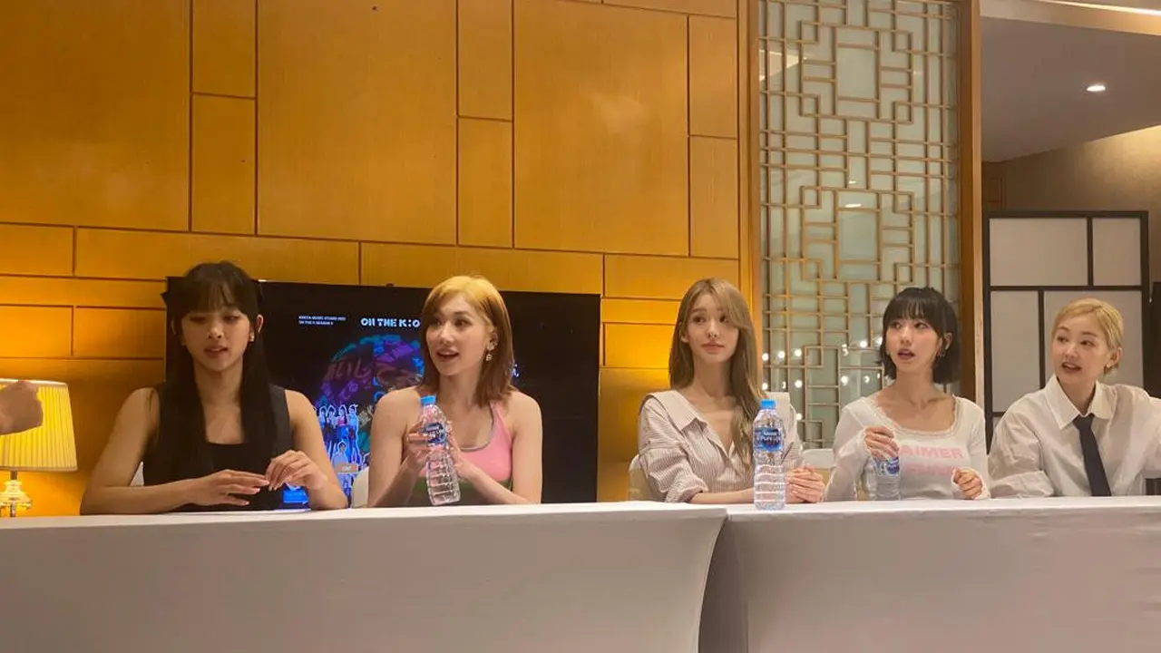 Secret Number memberikan keterangan kepada wartawan di Lotte Mart, Jakarta, Minggu (17/9/2023)