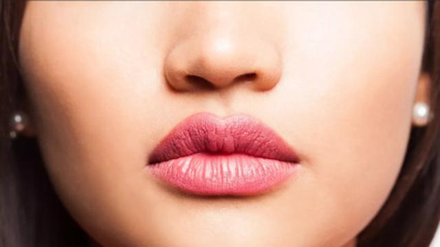 Bibir Tebal dengan Garis Tengah yang Jelas