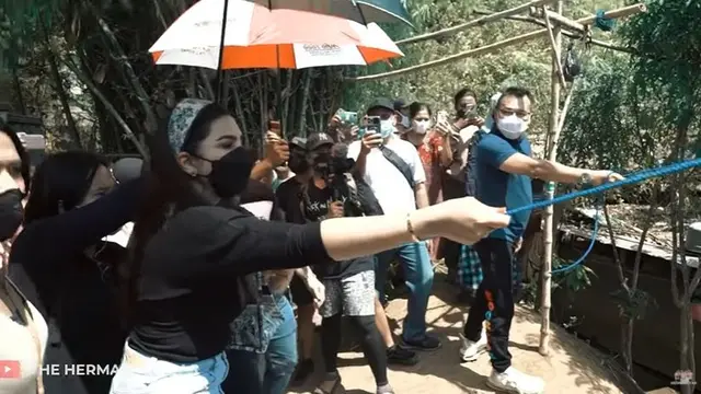 7 Potret Anang Hermansyah dan Ashanty Bantu Bedah Rumah di Mojokerto, Bikin Salut