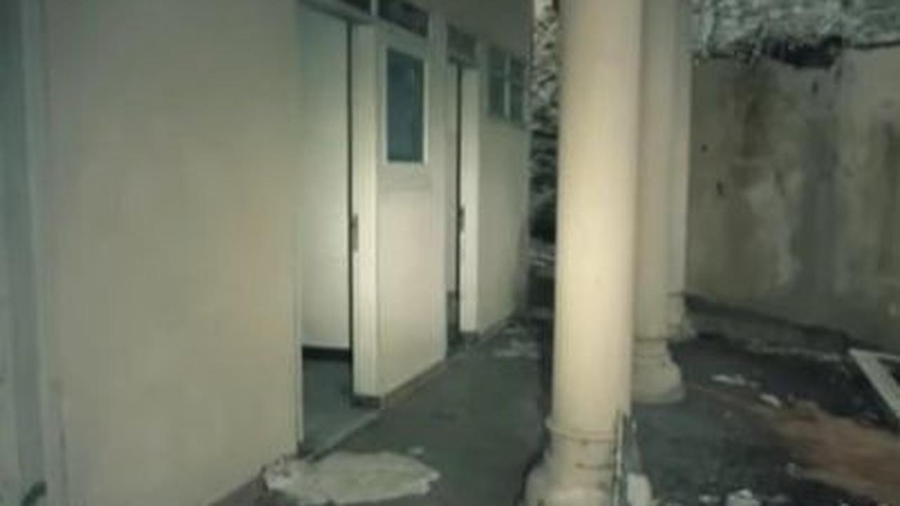Rumah yang terletak di Semarang, Jawa Tengah ini memiliki nuansa yang sejajar dengan sang pemiliknya, yakni menakutkan dan angker, terlebih dengan situasi seperti saat ini.