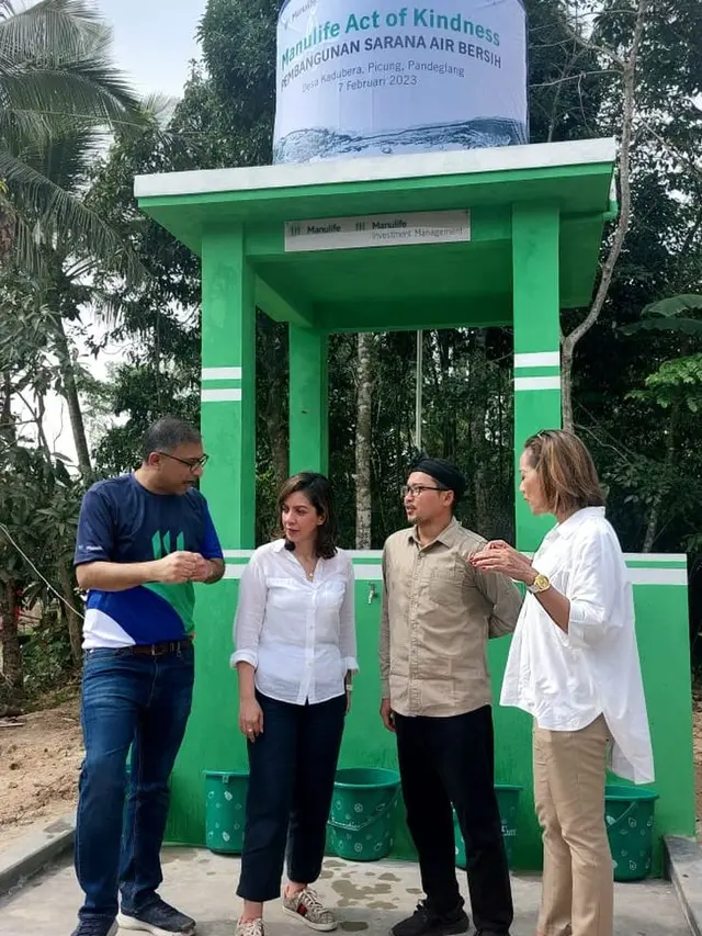 PT Manulife Aset Manajemen Indonesia dan PT Asuransi Jiwa Manulife Indonesia meresmikan fasilitas sarana air bersih yang telah selesai dibangun di Desa Kadubera, Kecamatan Picung, Kabupaten Pandeglang, Banten. (Dok Manulife)