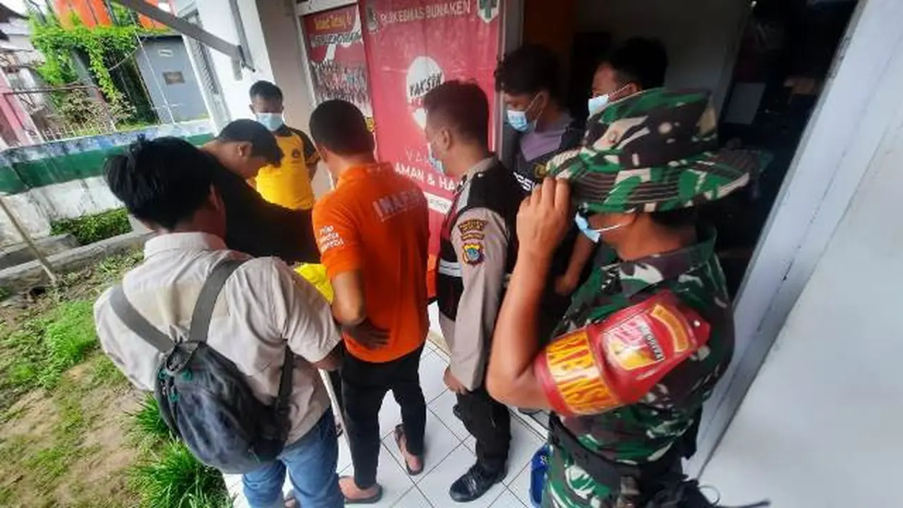Sertu A Rajab selaku Babinsa Kodim 1309-01/Stb mendatangi lokasi penemuan mayat bayi, Minggu (26/3/2023), di Pantai Bunaken, Kota Manado, Sulut.